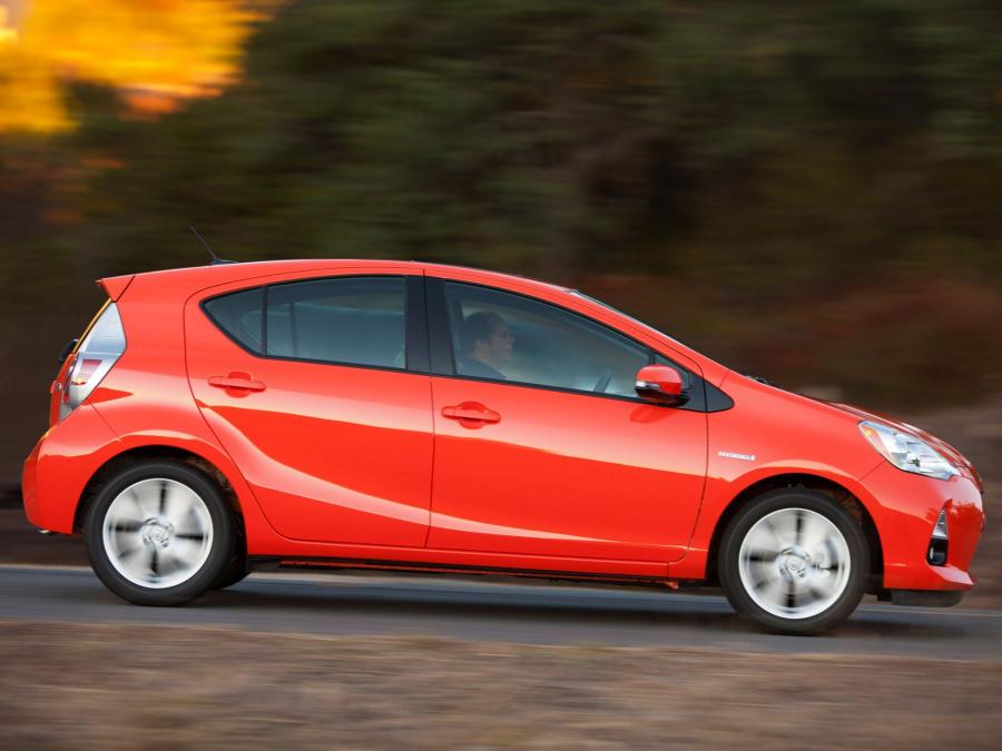  Toyota Prius C 2012 года  (фото 11 из 87)